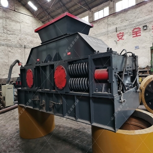 1200x800大型半自動液壓對輥破碎機發往四川