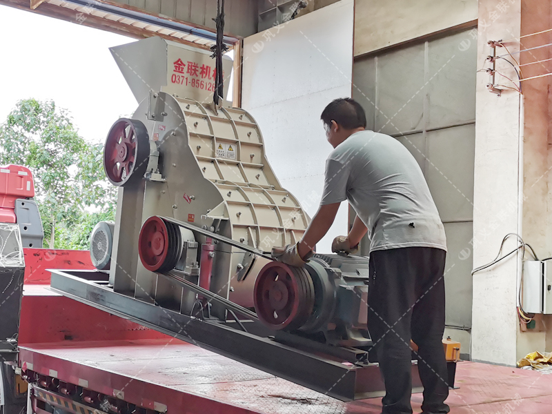 SCF800X800中型雙級(jí)粉碎機(jī)發(fā)貨圖片_發(fā)往云南楚雄_磚廠粉碎頁巖和土