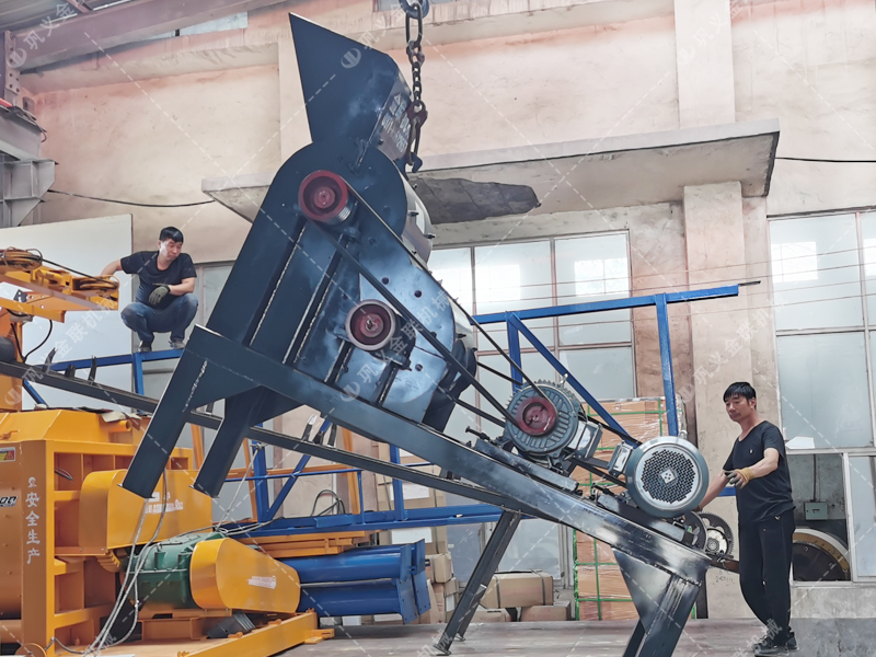 小型雙級粉碎機(jī)發(fā)貨圖片_發(fā)往山東煙臺(tái)_破碎粉煤灰