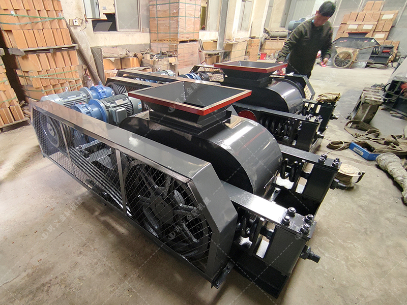 兩臺小型對輥破碎機發貨圖片_發往廣東廣西_破碎石英砂