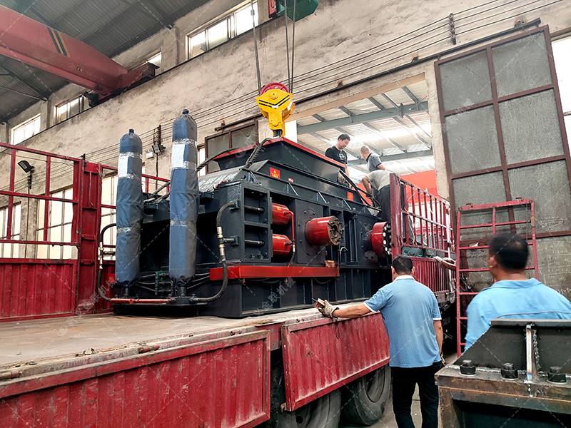 石子制砂用什么設備好？液壓對輥破碎機的優勢解析