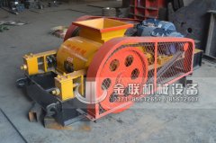 兩臺小型對輥破碎機和直線篩發(fā)貨圖片_發(fā)往江蘇南通_處理硅石